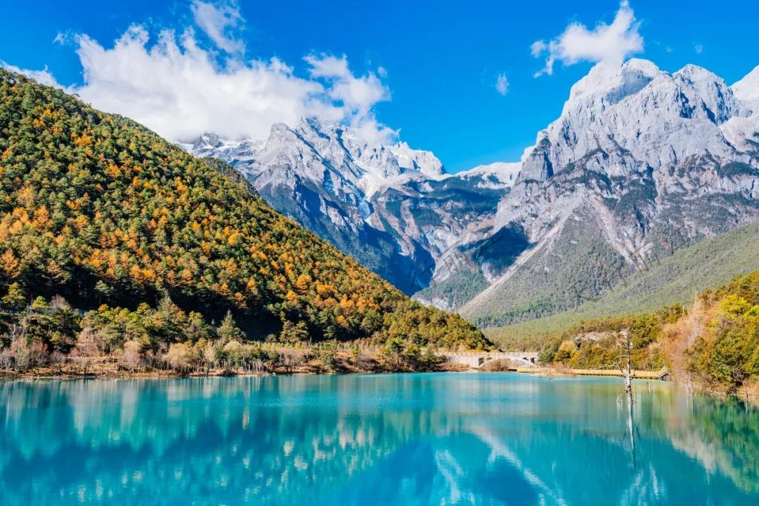 玉龍雪山的夏天繽紛多彩，玩一次“夏天的雪”最美的風(fēng)景與你不期而遇。