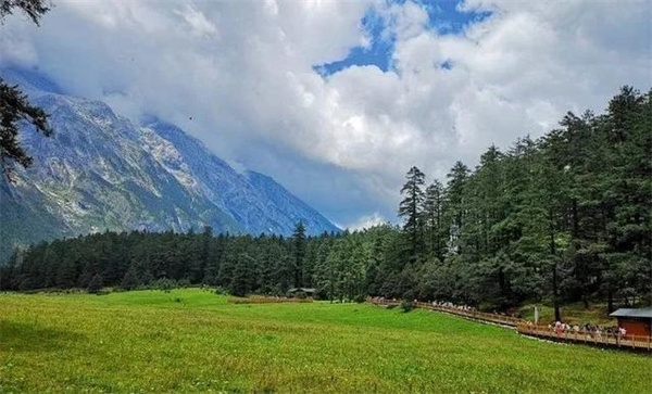 麗江徒步路線推薦：玉龍雪山徒步攻略，麗江戶(hù)外團(tuán)建的最佳選擇